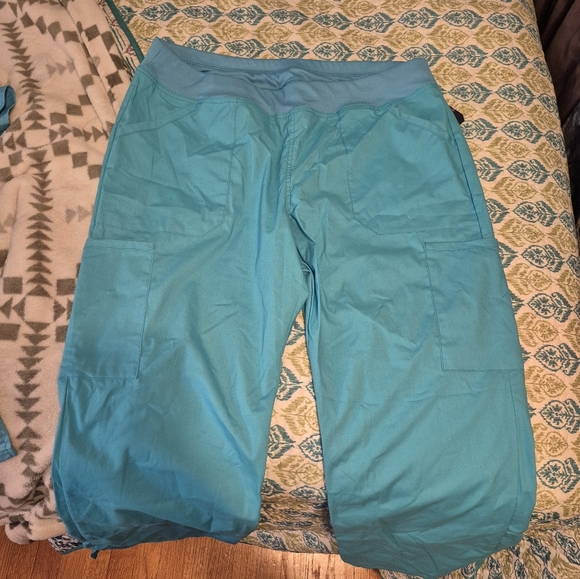 Mixed assortment of scrub tops & bottoms - Picture 6 of 14